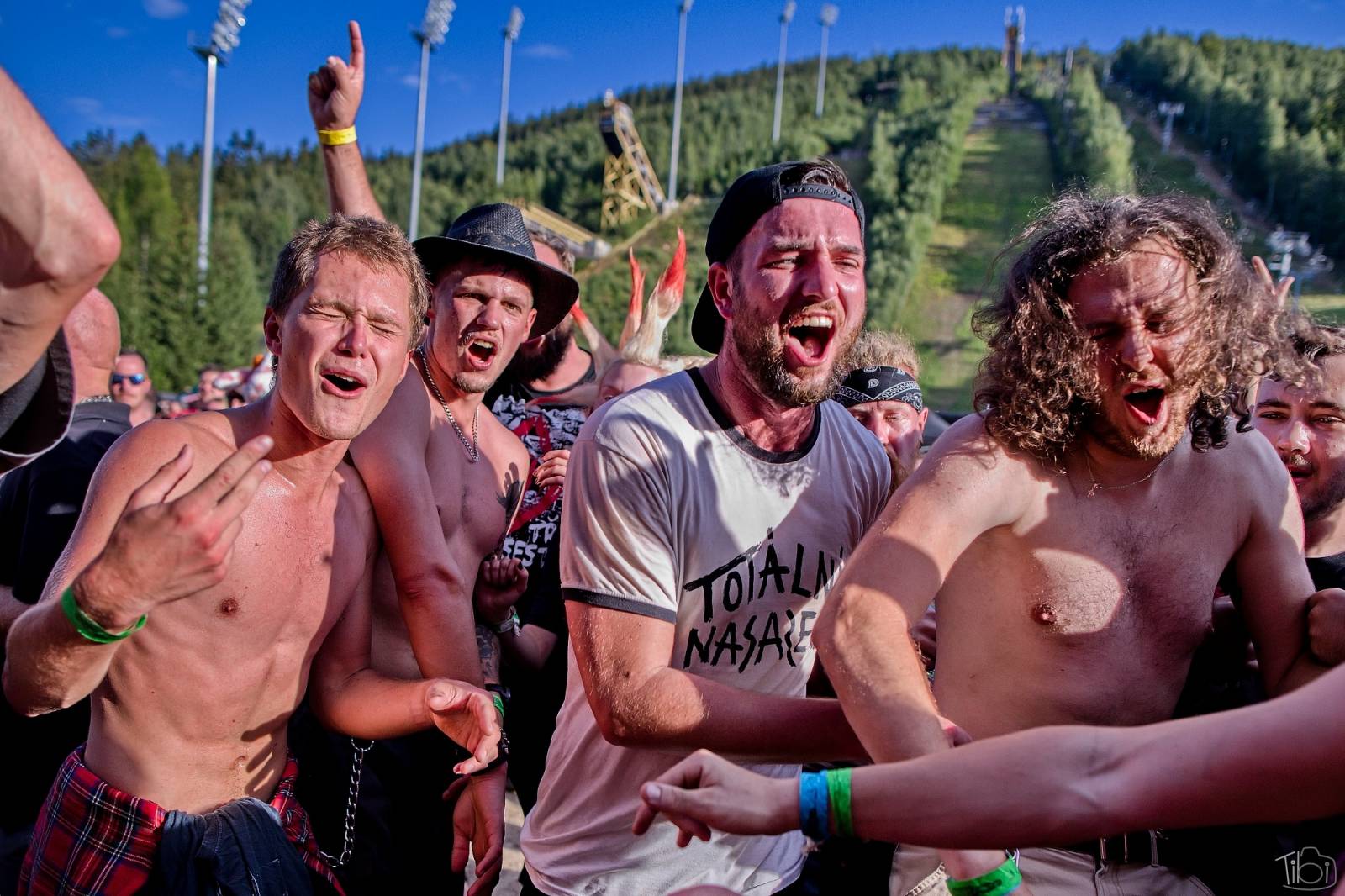 Pod skokanskými můstky v Harrachově se zpívalo. Keltská noc přivezla Tři sestry, Totální nasazení i E!E