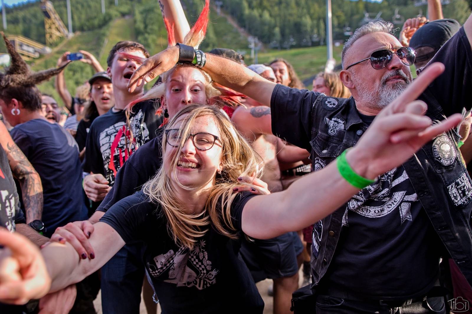 Pod skokanskými můstky v Harrachově se zpívalo. Keltská noc přivezla Tři sestry, Totální nasazení i E!E