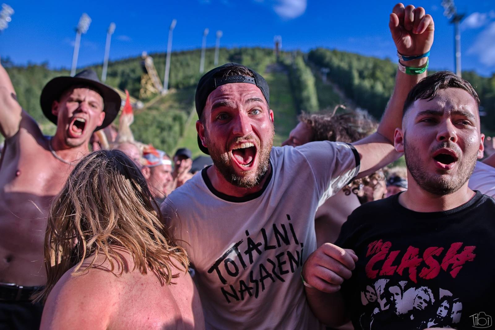 Pod skokanskými můstky v Harrachově se zpívalo. Keltská noc přivezla Tři sestry, Totální nasazení i E!E