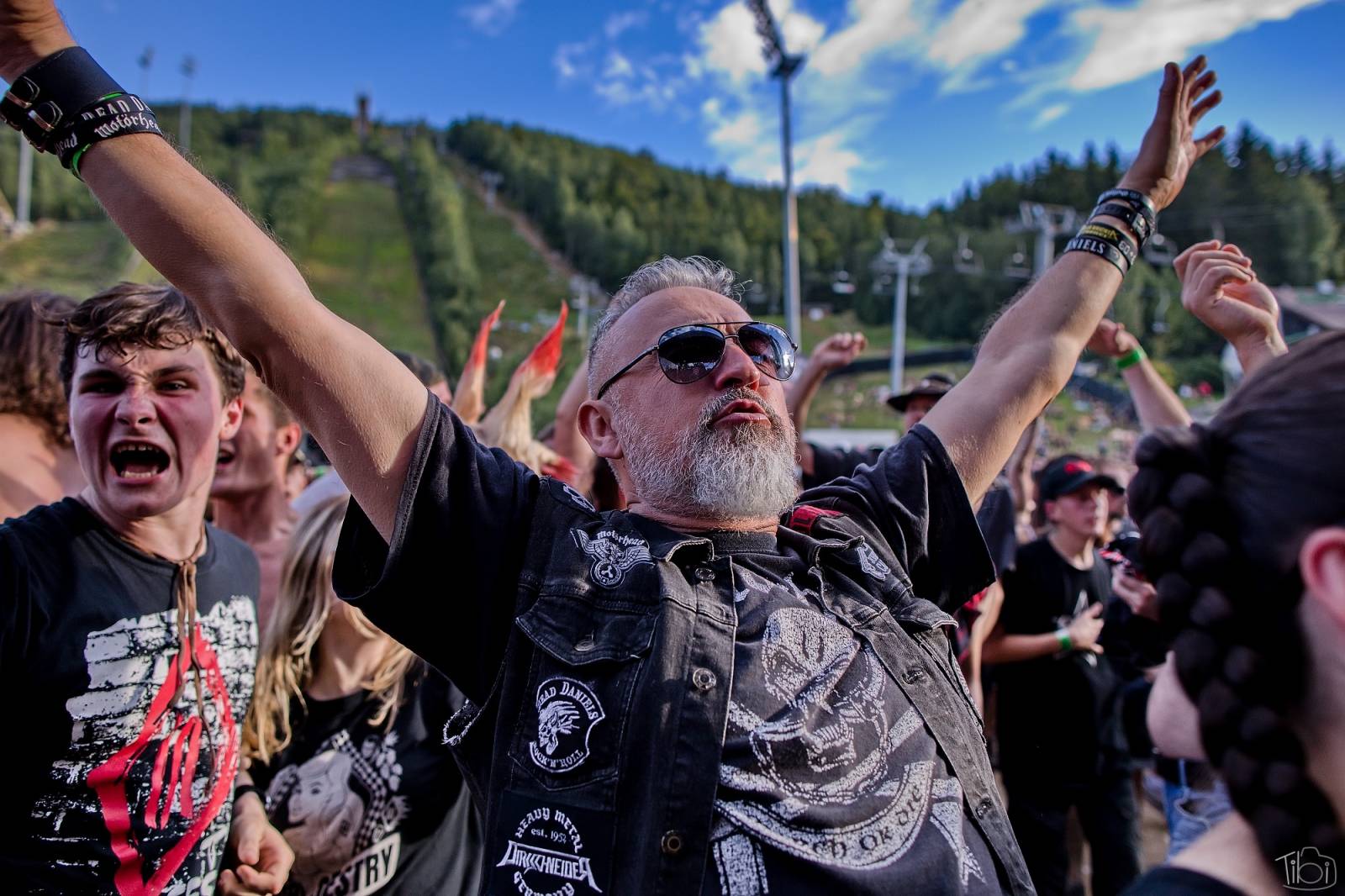 Pod skokanskými můstky v Harrachově se zpívalo. Keltská noc přivezla Tři sestry, Totální nasazení i E!E