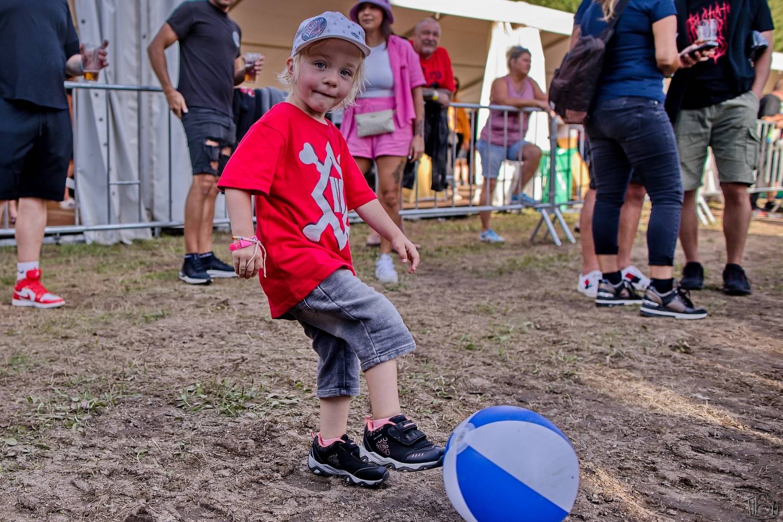 Pod skokanskými můstky v Harrachově se zpívalo. Keltská noc přivezla Tři sestry, Totální nasazení i E!E