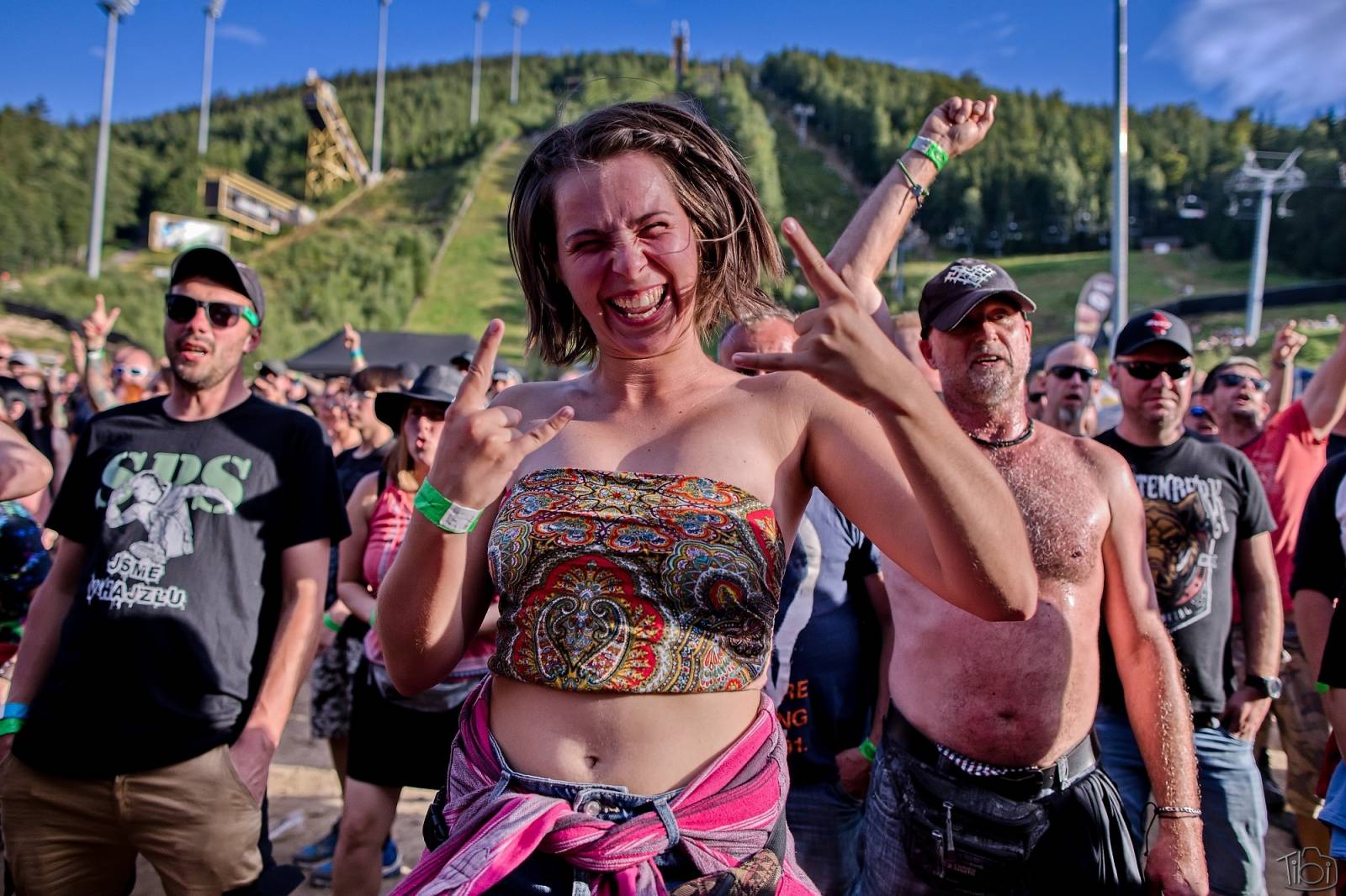 Pod skokanskými můstky v Harrachově se zpívalo. Keltská noc přivezla Tři sestry, Totální nasazení i E!E