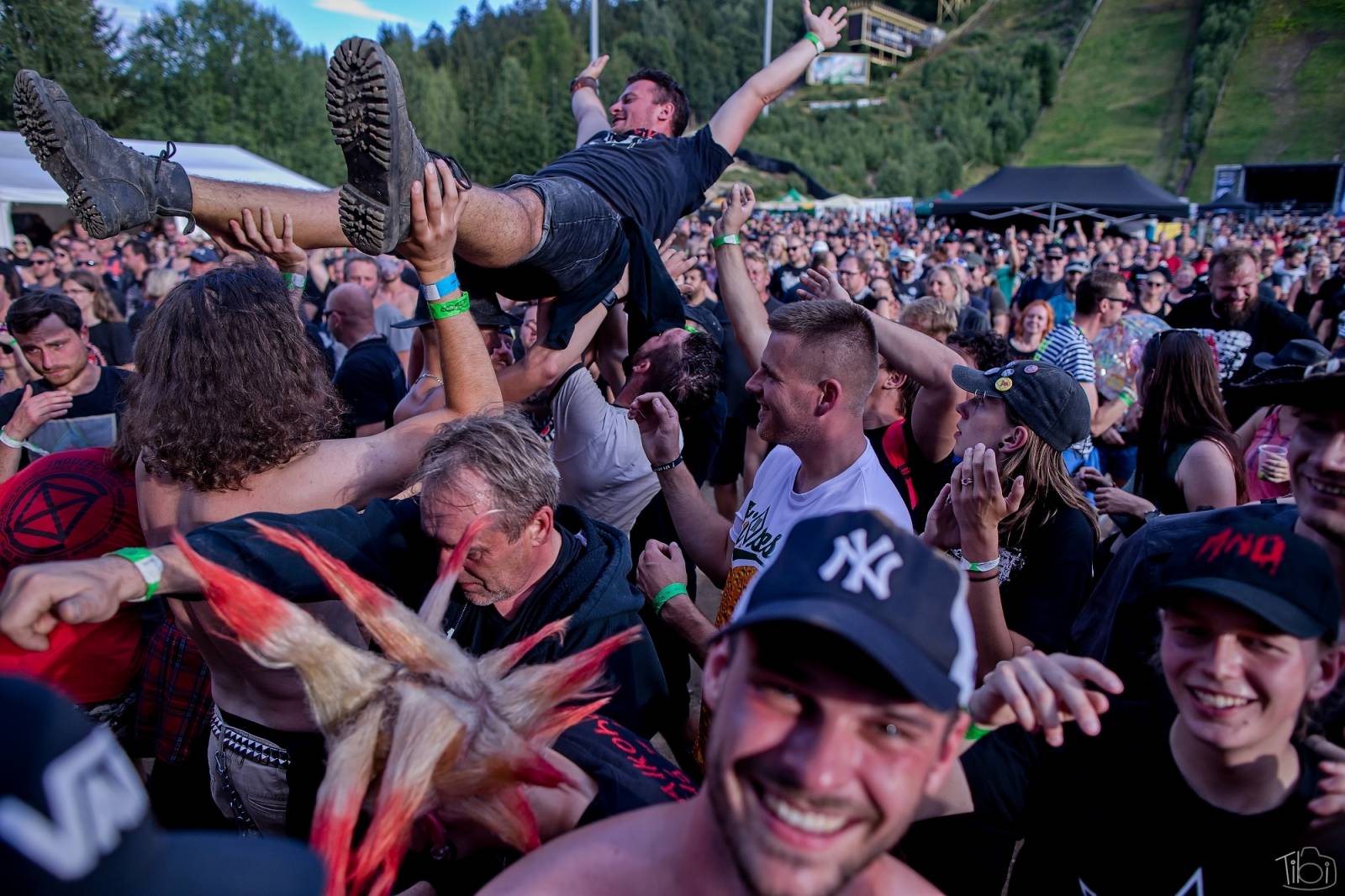 Pod skokanskými můstky v Harrachově se zpívalo. Keltská noc přivezla Tři sestry, Totální nasazení i E!E