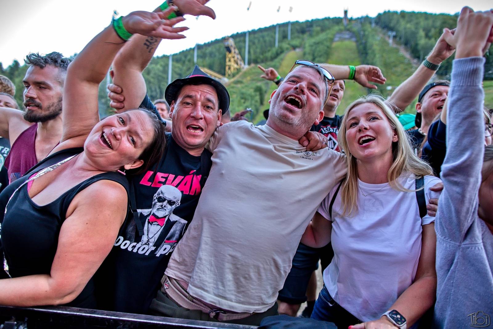 Pod skokanskými můstky v Harrachově se zpívalo. Keltská noc přivezla Tři sestry, Totální nasazení i E!E