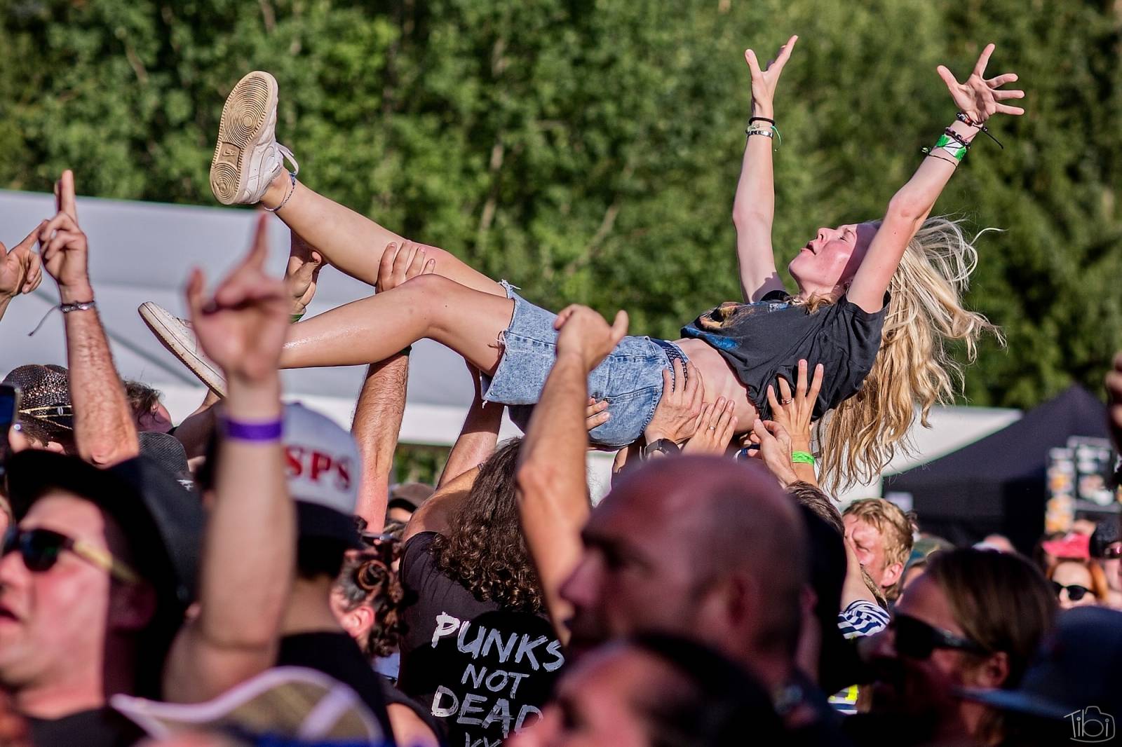 Pod skokanskými můstky v Harrachově se zpívalo. Keltská noc přivezla Tři sestry, Totální nasazení i E!E