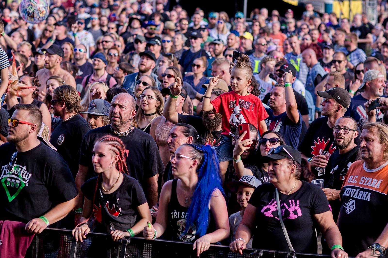 Pod skokanskými můstky v Harrachově se zpívalo. Keltská noc přivezla Tři sestry, Totální nasazení i E!E