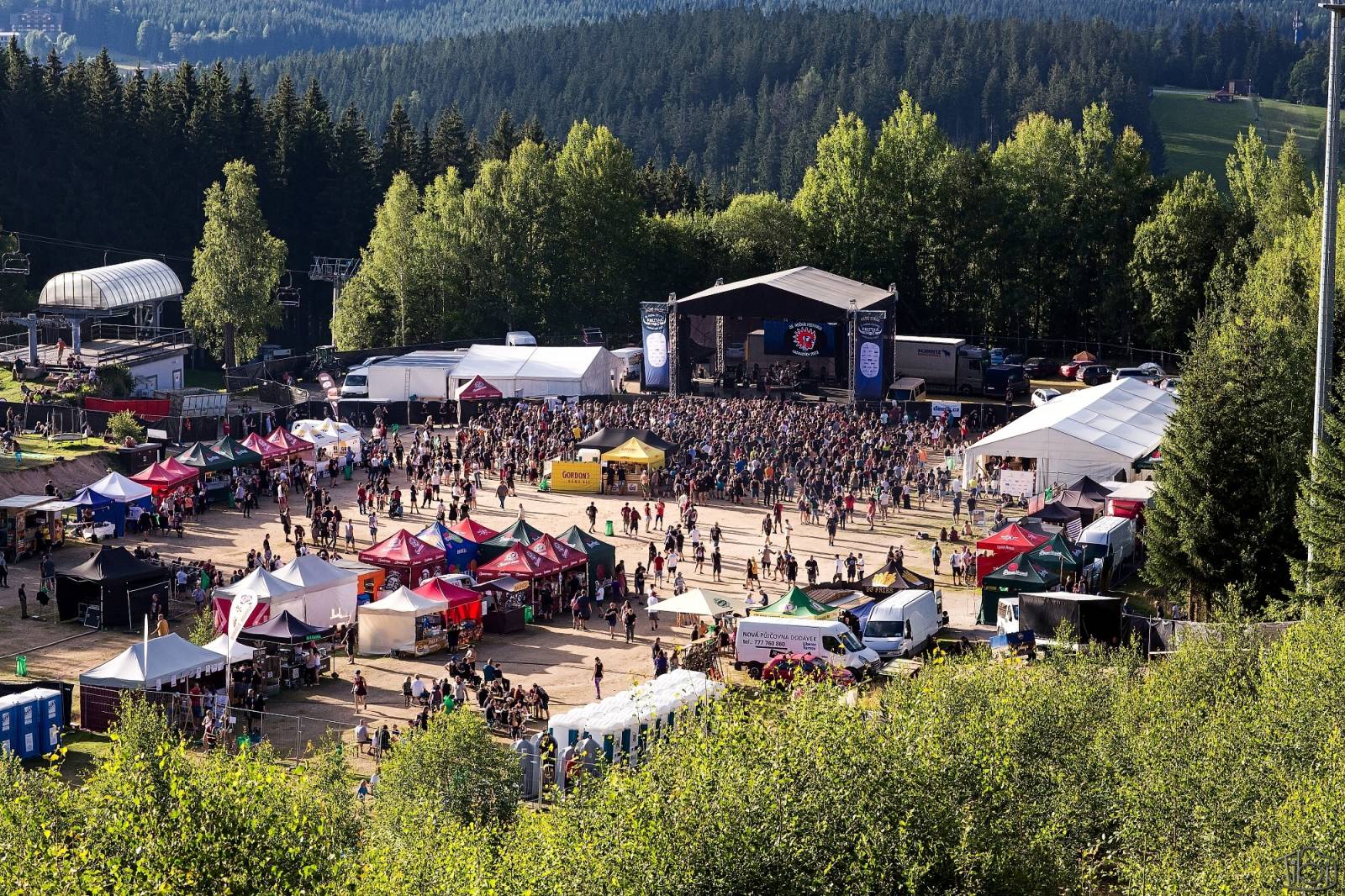 Pod skokanskými můstky v Harrachově se zpívalo. Keltská noc přivezla Tři sestry, Totální nasazení i E!E