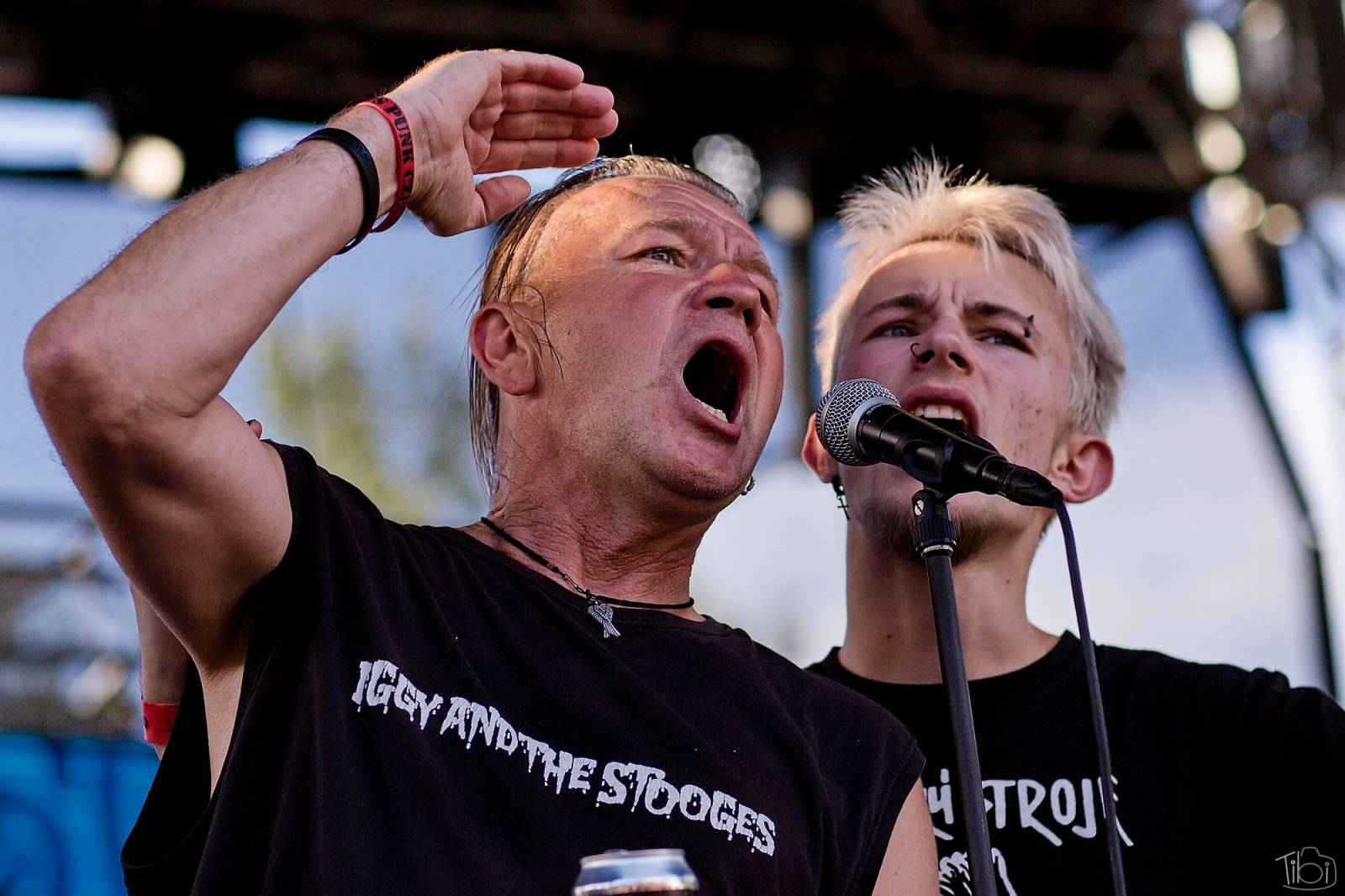 Pod skokanskými můstky v Harrachově se zpívalo. Keltská noc přivezla Tři sestry, Totální nasazení i E!E