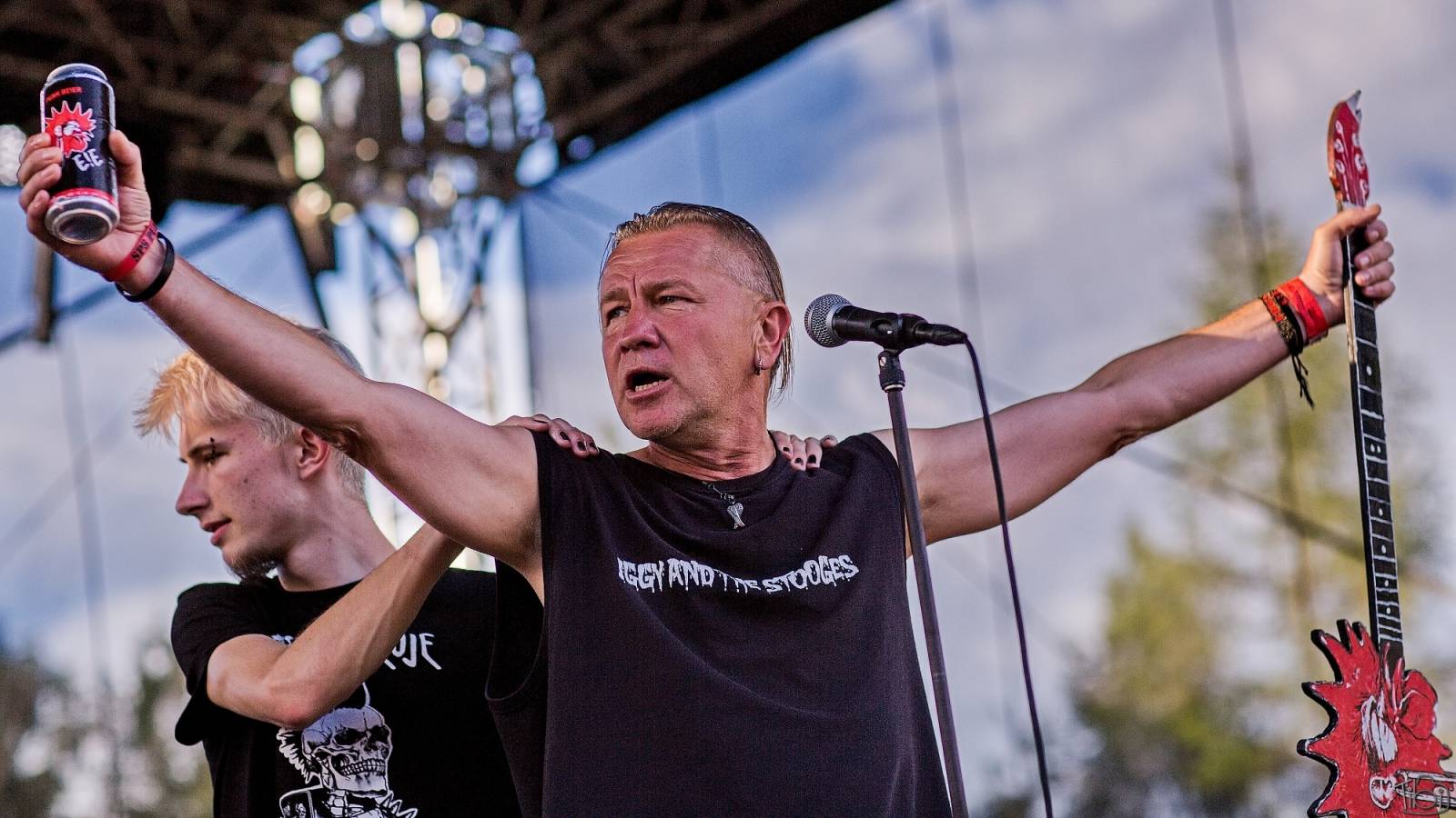 Pod skokanskými můstky v Harrachově se zpívalo. Keltská noc přivezla Tři sestry, Totální nasazení i E!E