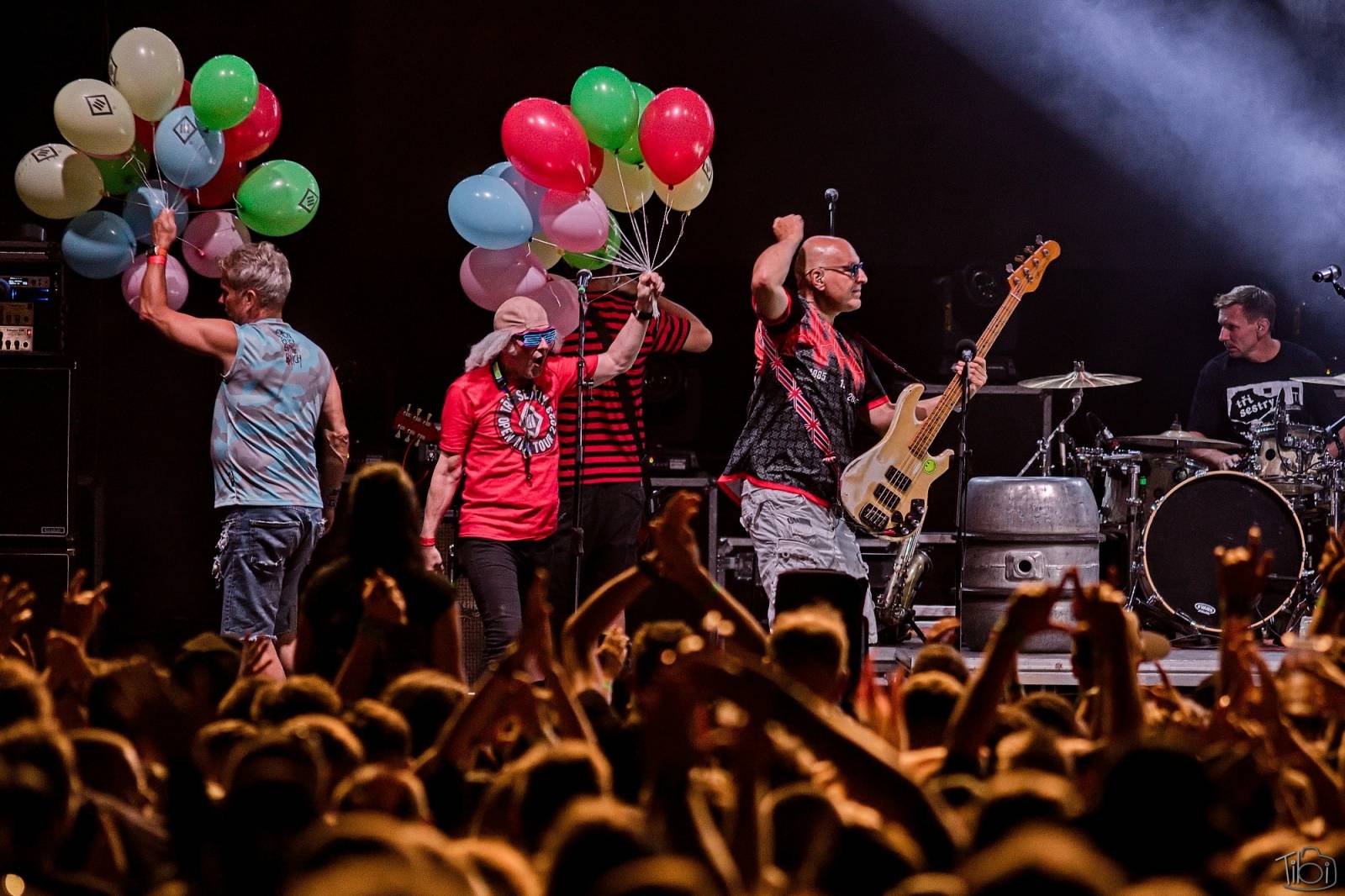 Pod skokanskými můstky v Harrachově se zpívalo. Keltská noc přivezla Tři sestry, Totální nasazení i E!E