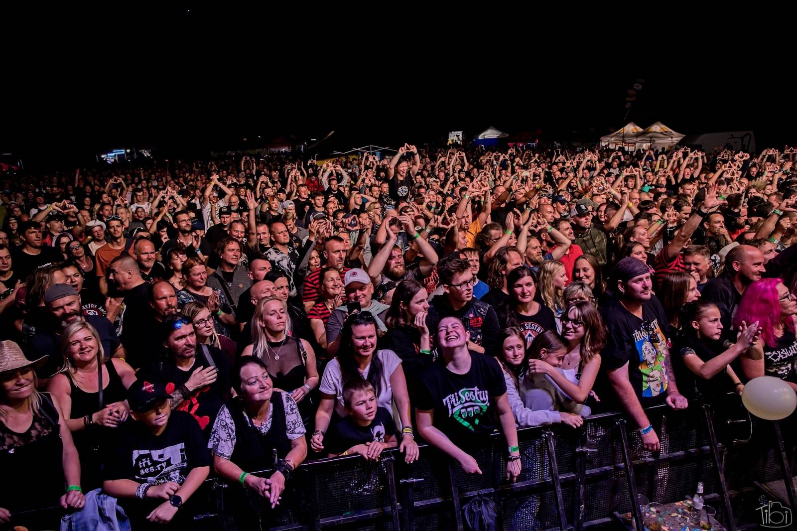 Pod skokanskými můstky v Harrachově se zpívalo. Keltská noc přivezla Tři sestry, Totální nasazení i E!E