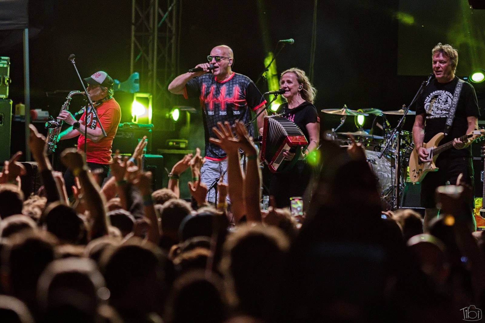 Pod skokanskými můstky v Harrachově se zpívalo. Keltská noc přivezla Tři sestry, Totální nasazení i E!E