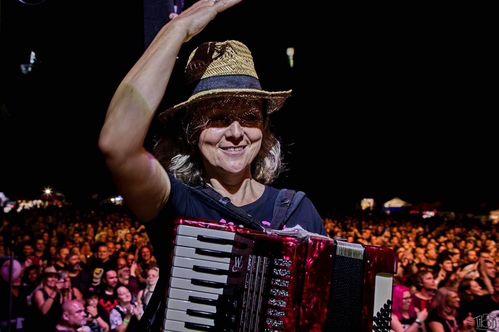 Pod skokanskými můstky v Harrachově se zpívalo. Keltská noc přivezla Tři sestry, Totální nasazení i E!E