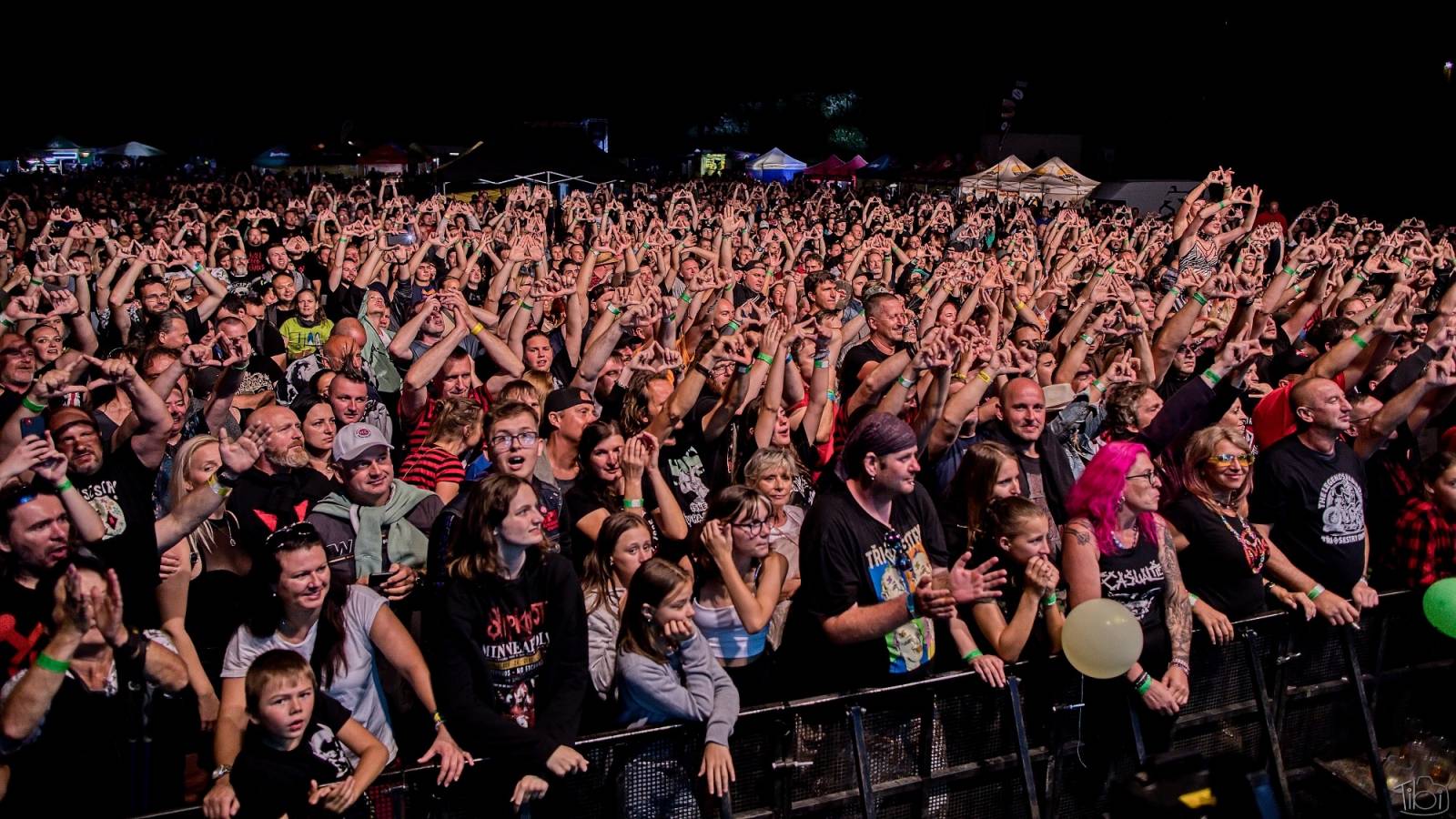 Pod skokanskými můstky v Harrachově se zpívalo. Keltská noc přivezla Tři sestry, Totální nasazení i E!E