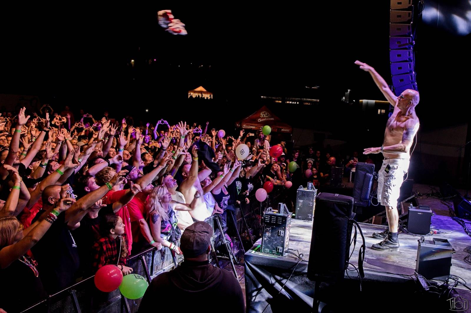 Pod skokanskými můstky v Harrachově se zpívalo. Keltská noc přivezla Tři sestry, Totální nasazení i E!E