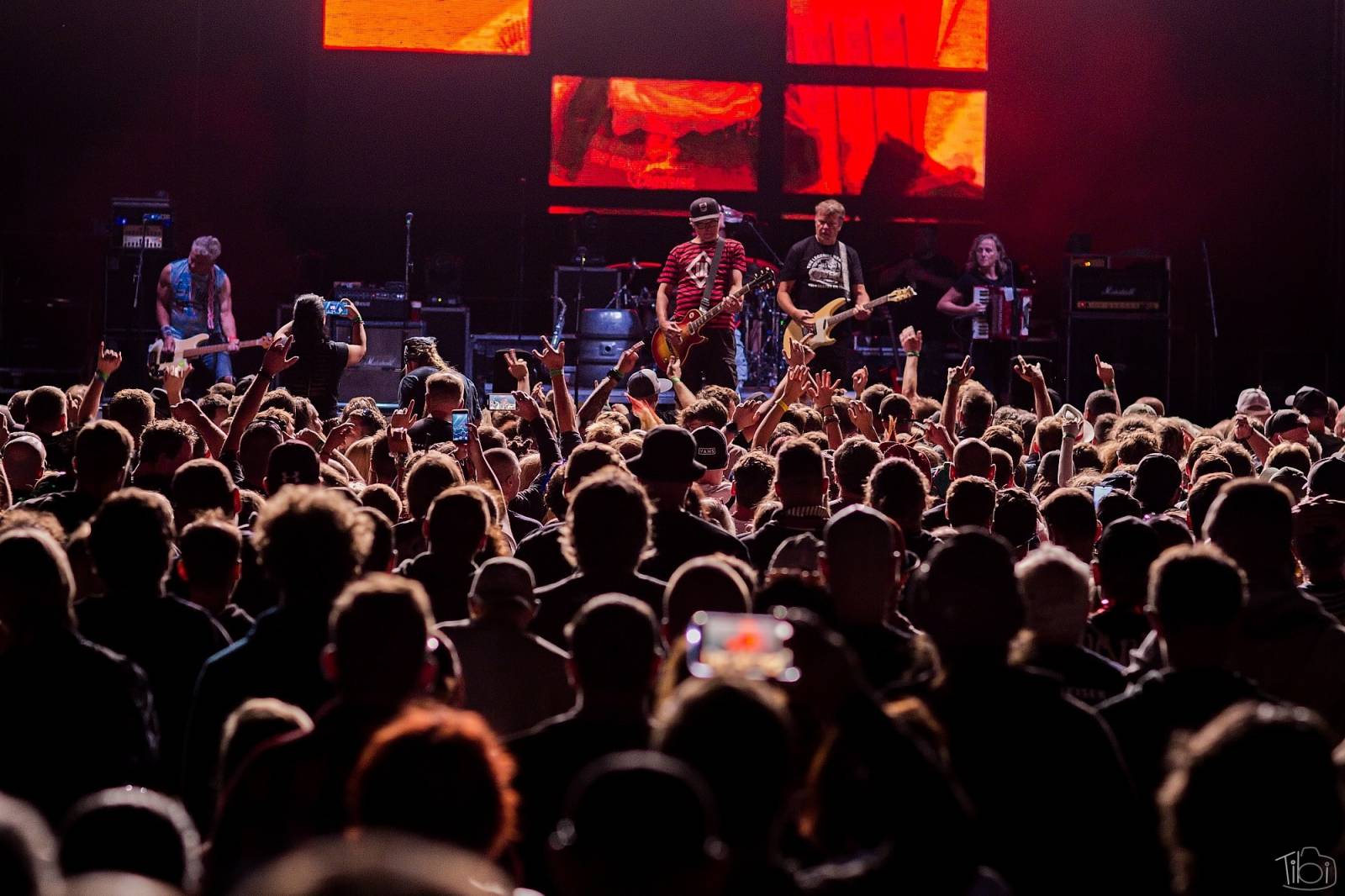 Pod skokanskými můstky v Harrachově se zpívalo. Keltská noc přivezla Tři sestry, Totální nasazení i E!E