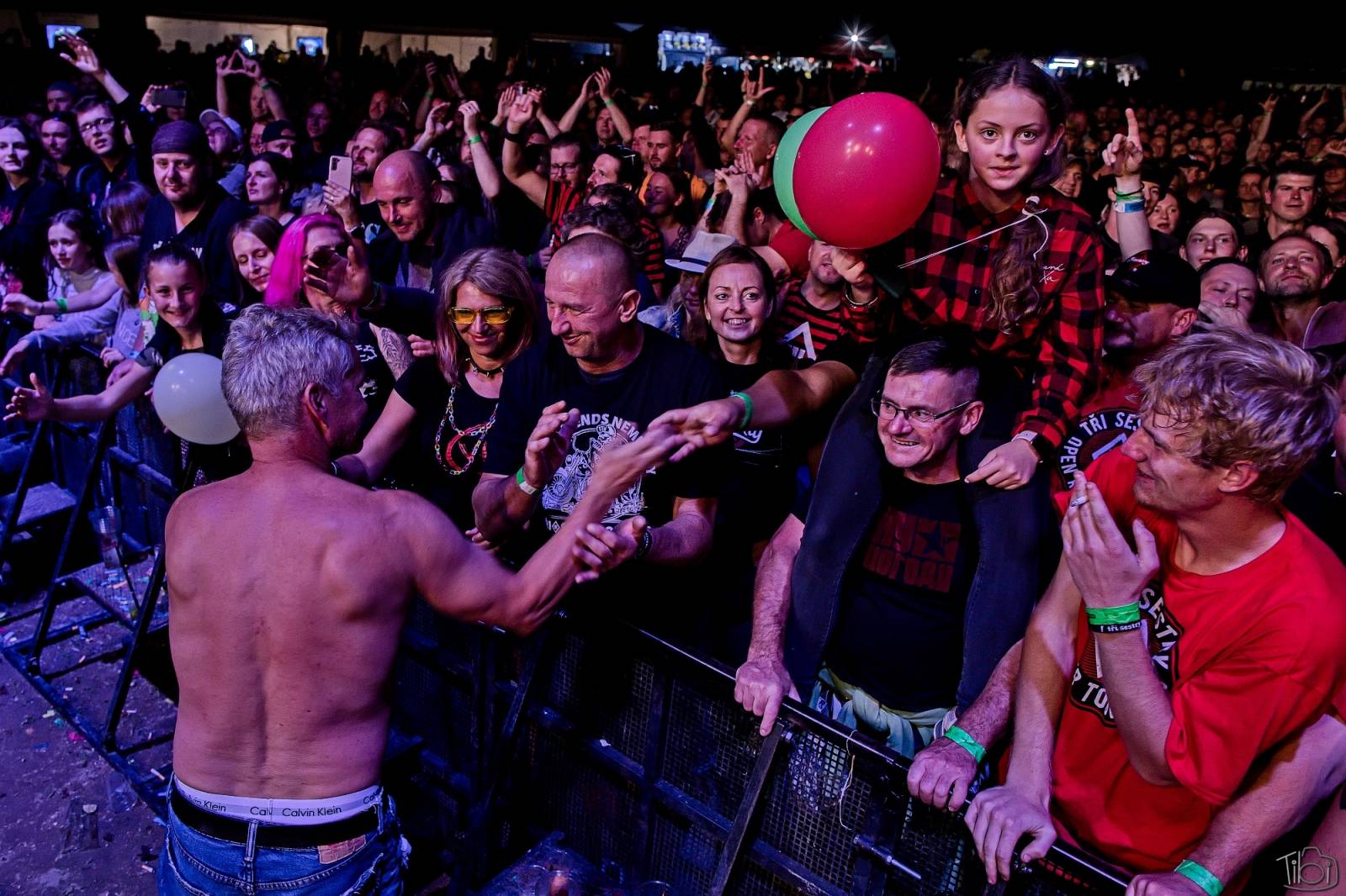 Pod skokanskými můstky v Harrachově se zpívalo. Keltská noc přivezla Tři sestry, Totální nasazení i E!E