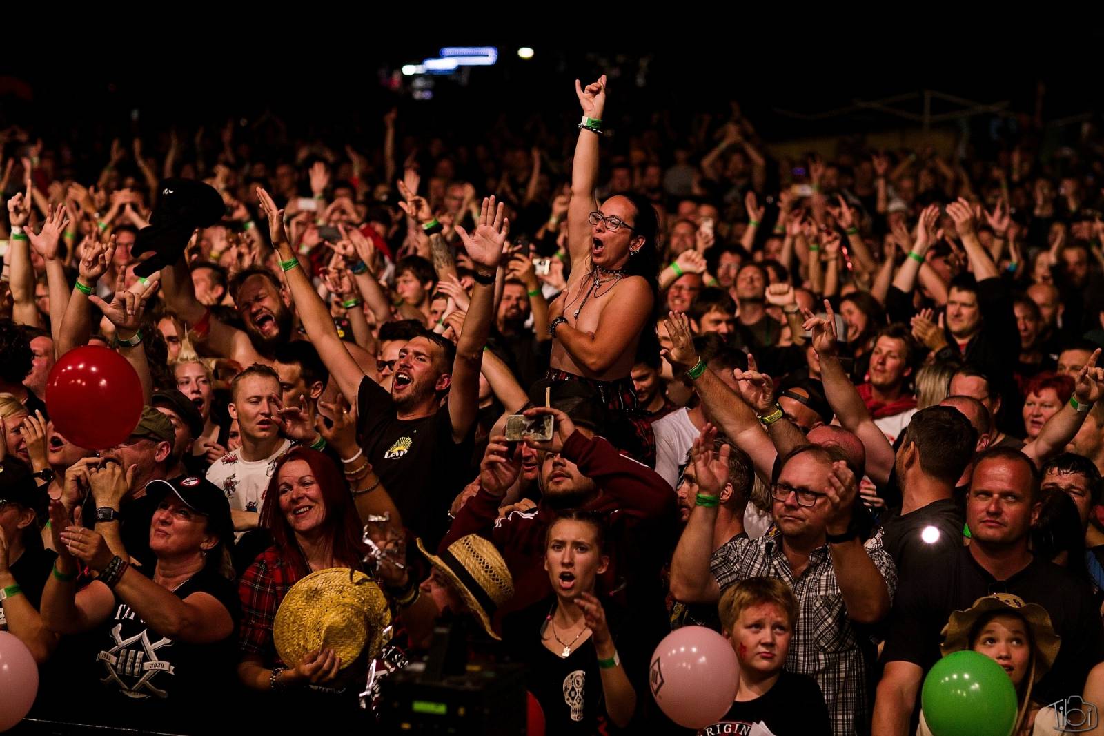 Pod skokanskými můstky v Harrachově se zpívalo. Keltská noc přivezla Tři sestry, Totální nasazení i E!E