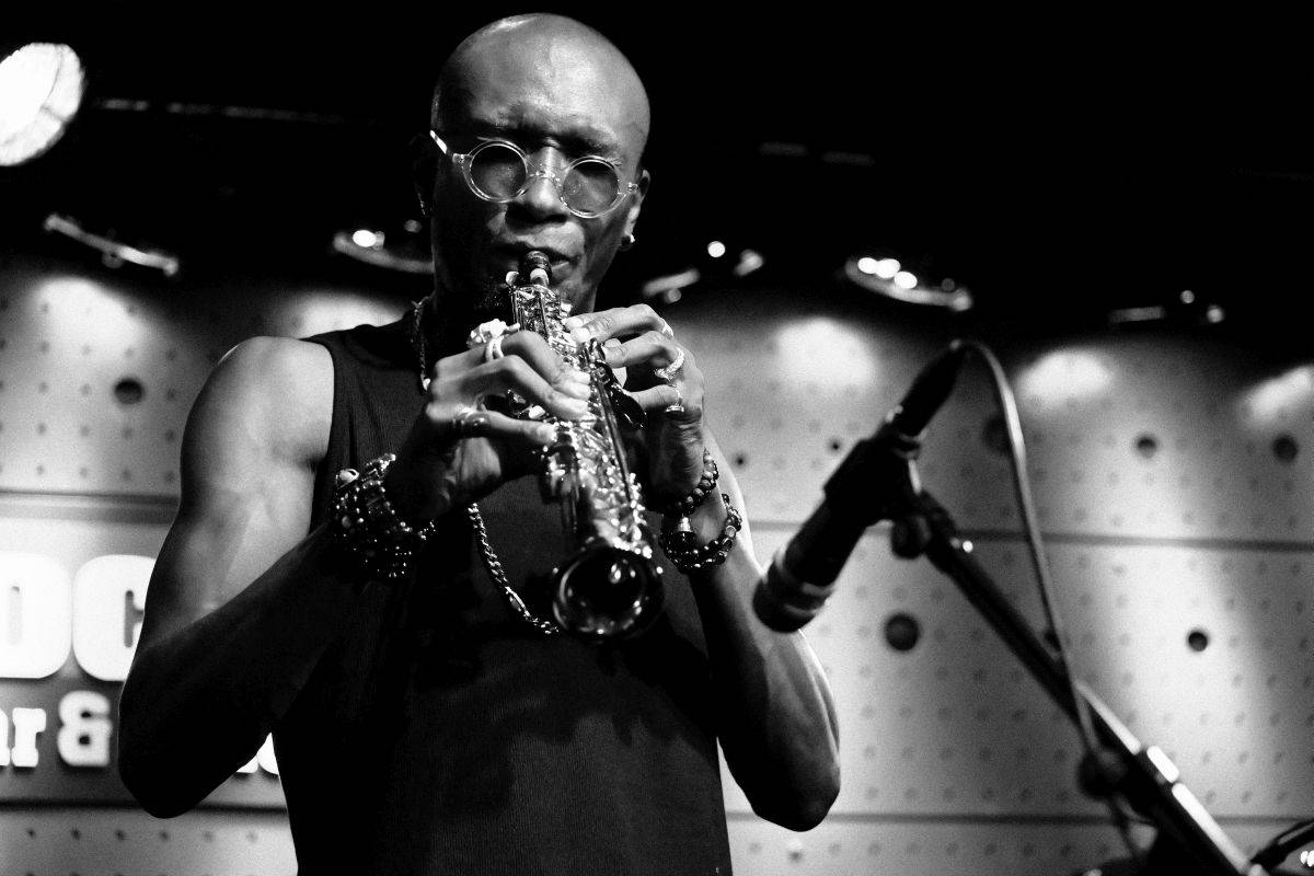 Saxofonista Isaiah Collier zavítal do pražského Jazz Docku