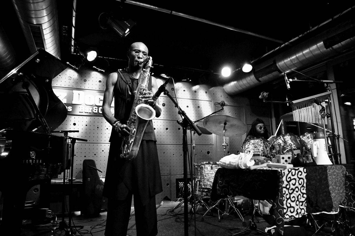 Saxofonista Isaiah Collier zavítal do pražského Jazz Docku