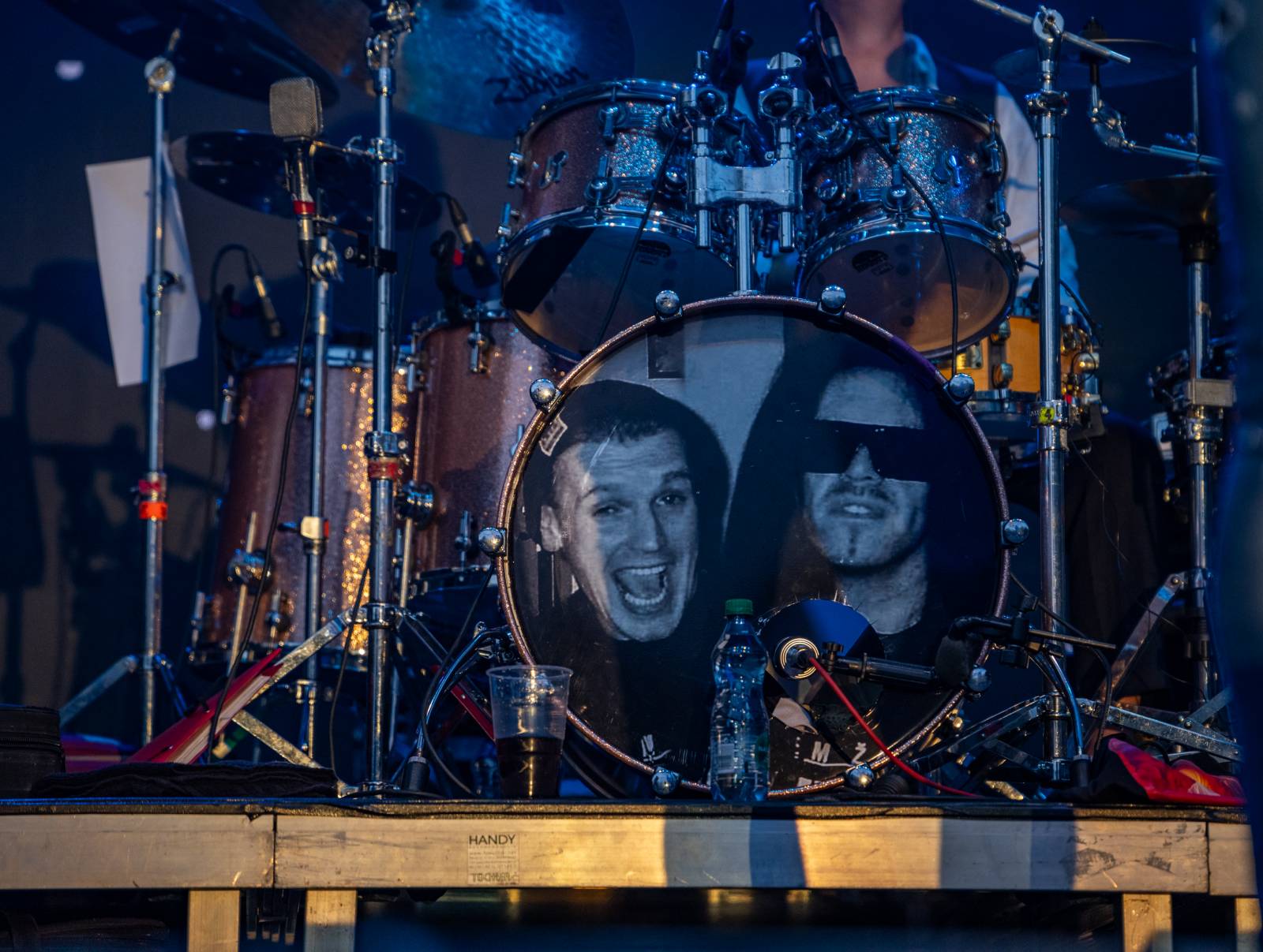 J.A.R.ům křtily v Ledárnách desku jejich děti