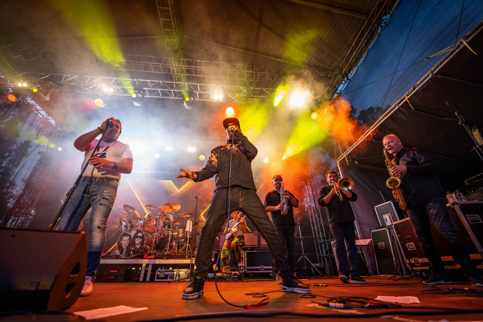 J.A.R.ům křtily v Ledárnách desku jejich děti