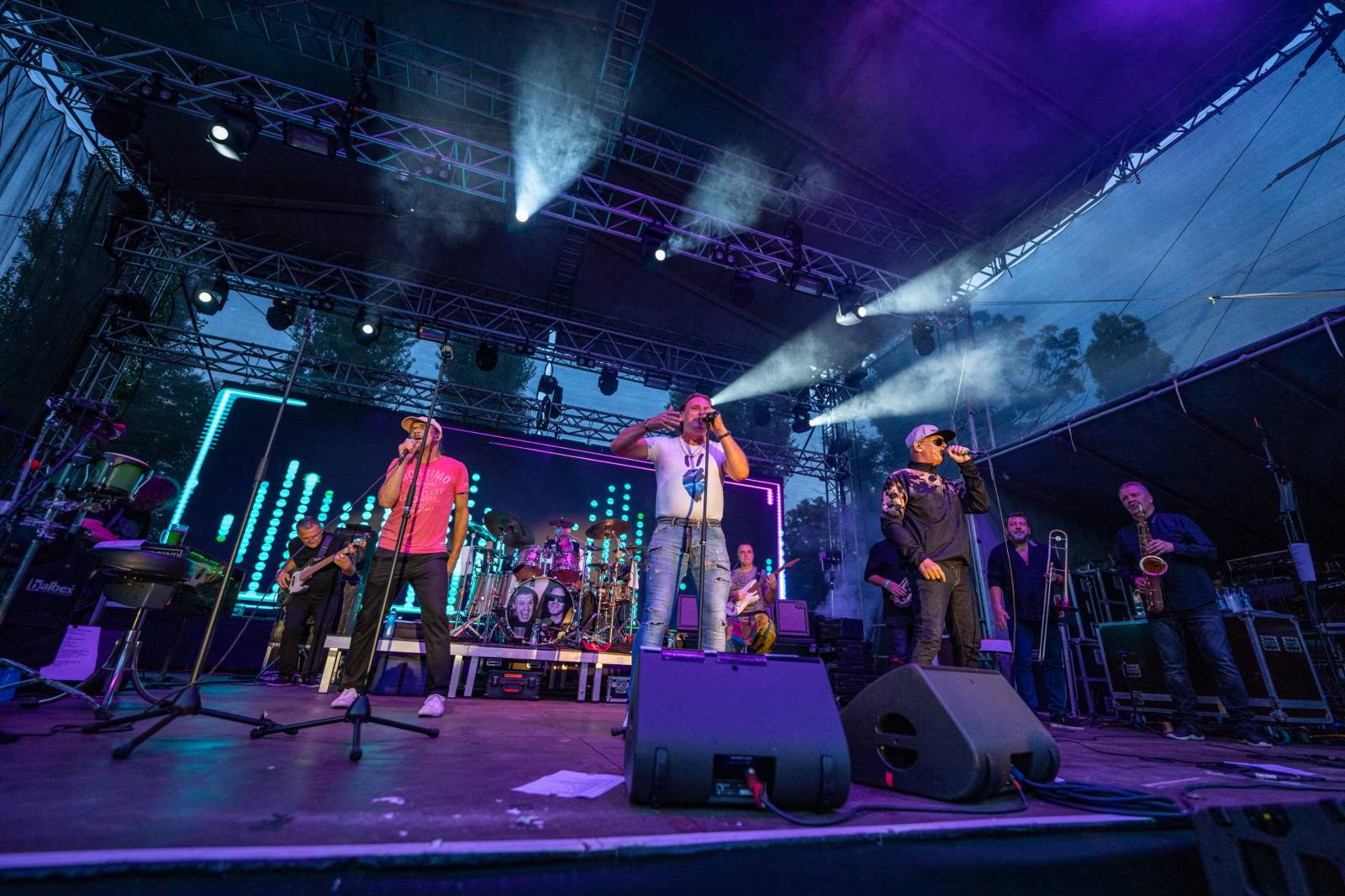 J.A.R.ům křtily v Ledárnách desku jejich děti