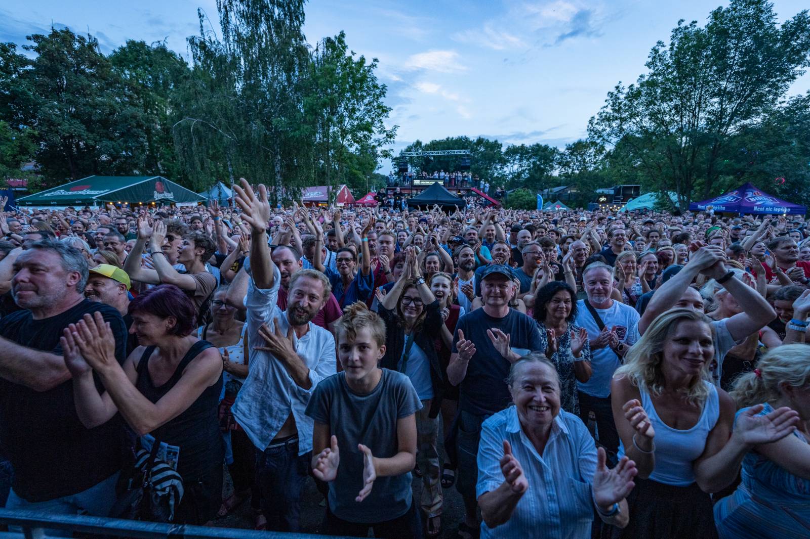 J.A.R.ům křtily v Ledárnách desku jejich děti
