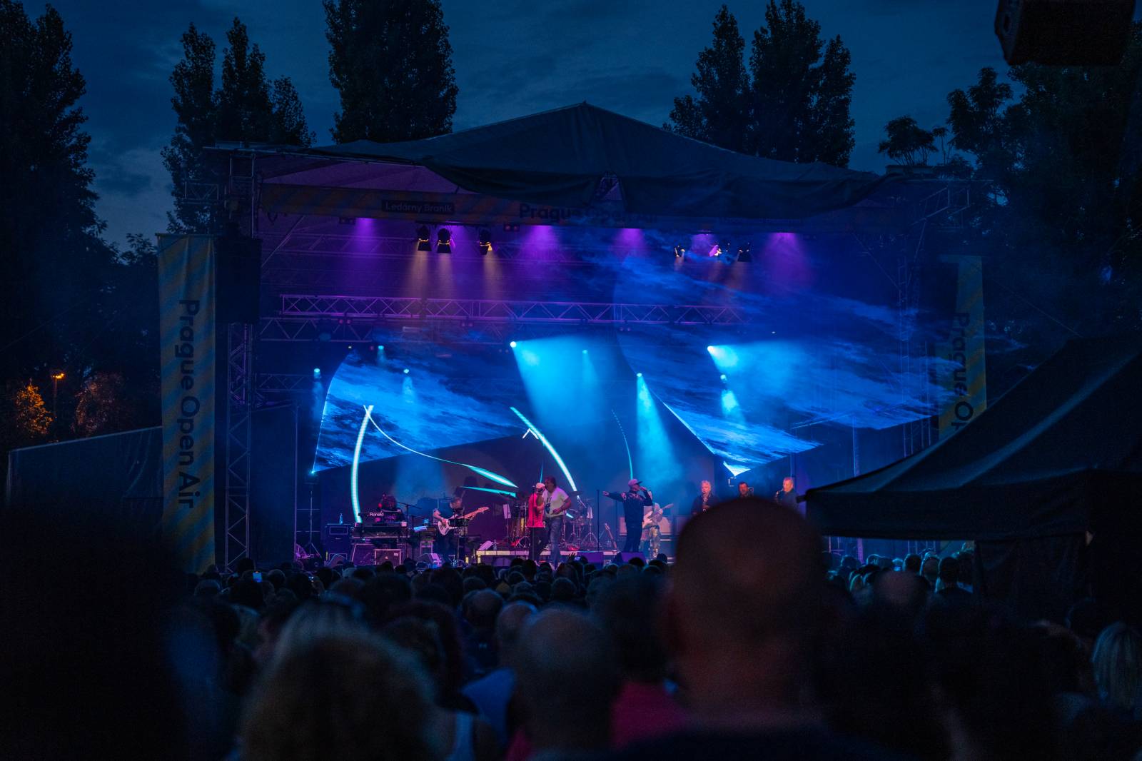J.A.R.ům křtily v Ledárnách desku jejich děti