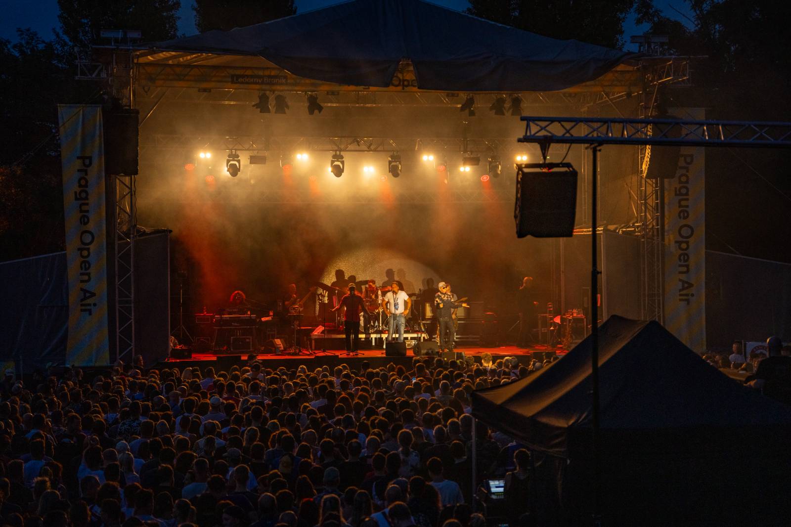 J.A.R.ům křtily v Ledárnách desku jejich děti