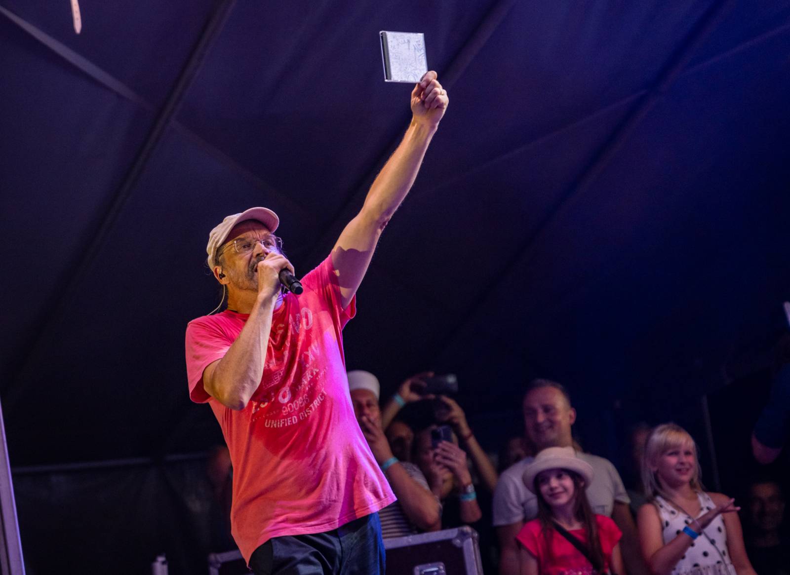 J.A.R.ům křtily v Ledárnách desku jejich děti