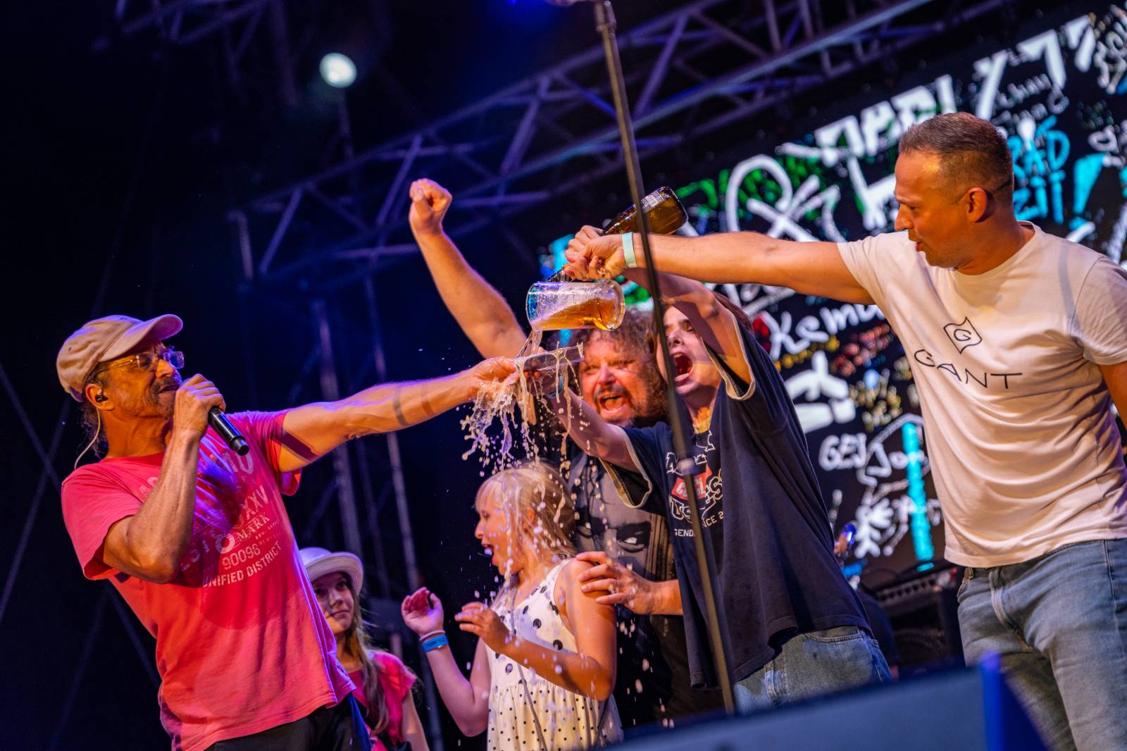 J.A.R.ům křtily v Ledárnách desku jejich děti