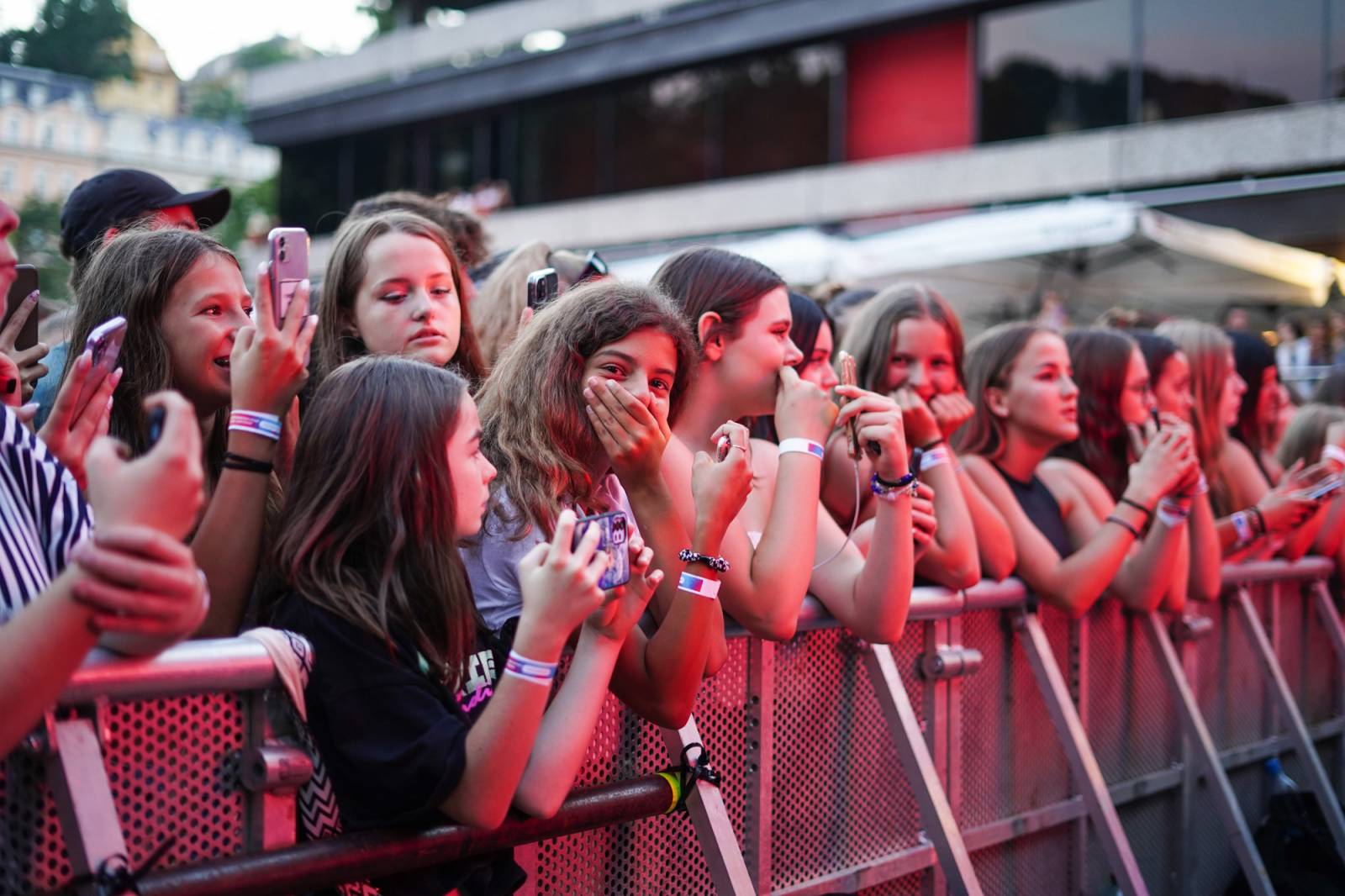 Kulturní léto v Karlových Varech vrcholí, Ben Cristovao rozjel show plnou energie
