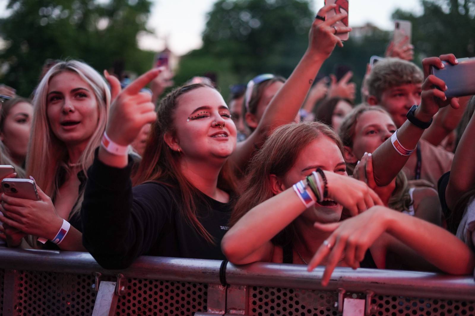 Kulturní léto v Karlových Varech vrcholí, Ben Cristovao rozjel show plnou energie