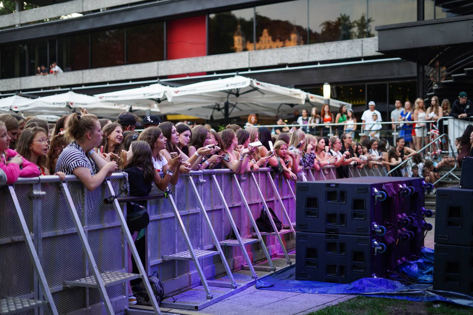 Kulturní léto v Karlových Varech vrcholí, Ben Cristovao rozjel show plnou energie