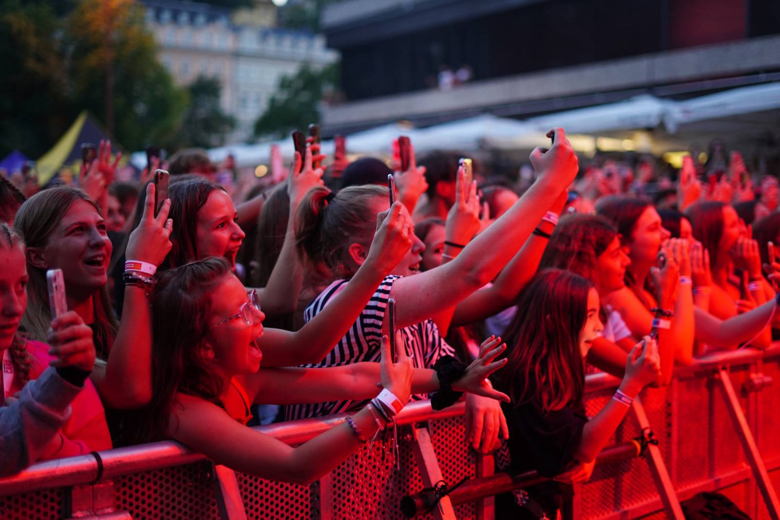 Kulturní léto v Karlových Varech vrcholí, Ben Cristovao rozjel show plnou energie