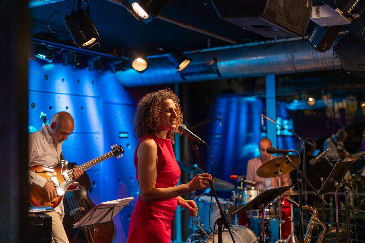 Jazzová smršť v Praze. Petra Ernyei připomněla éru bepopu