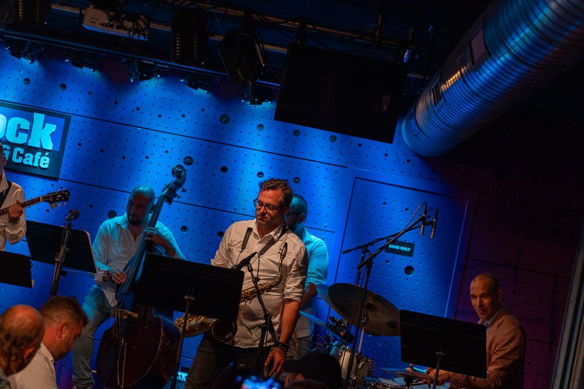 Jazzová smršť v Praze. Petra Ernyei připomněla éru bepopu