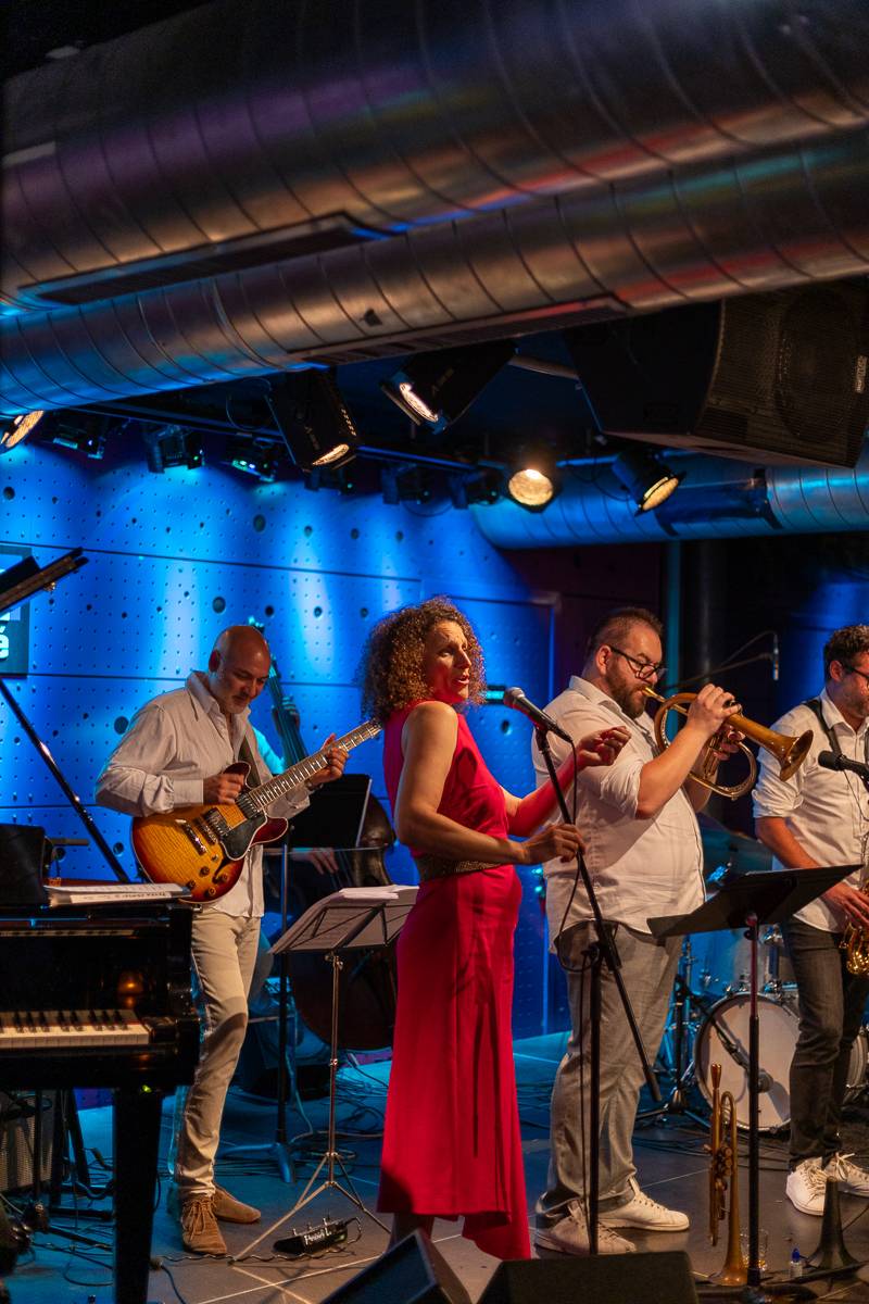 Jazzová smršť v Praze. Petra Ernyei připomněla éru bepopu