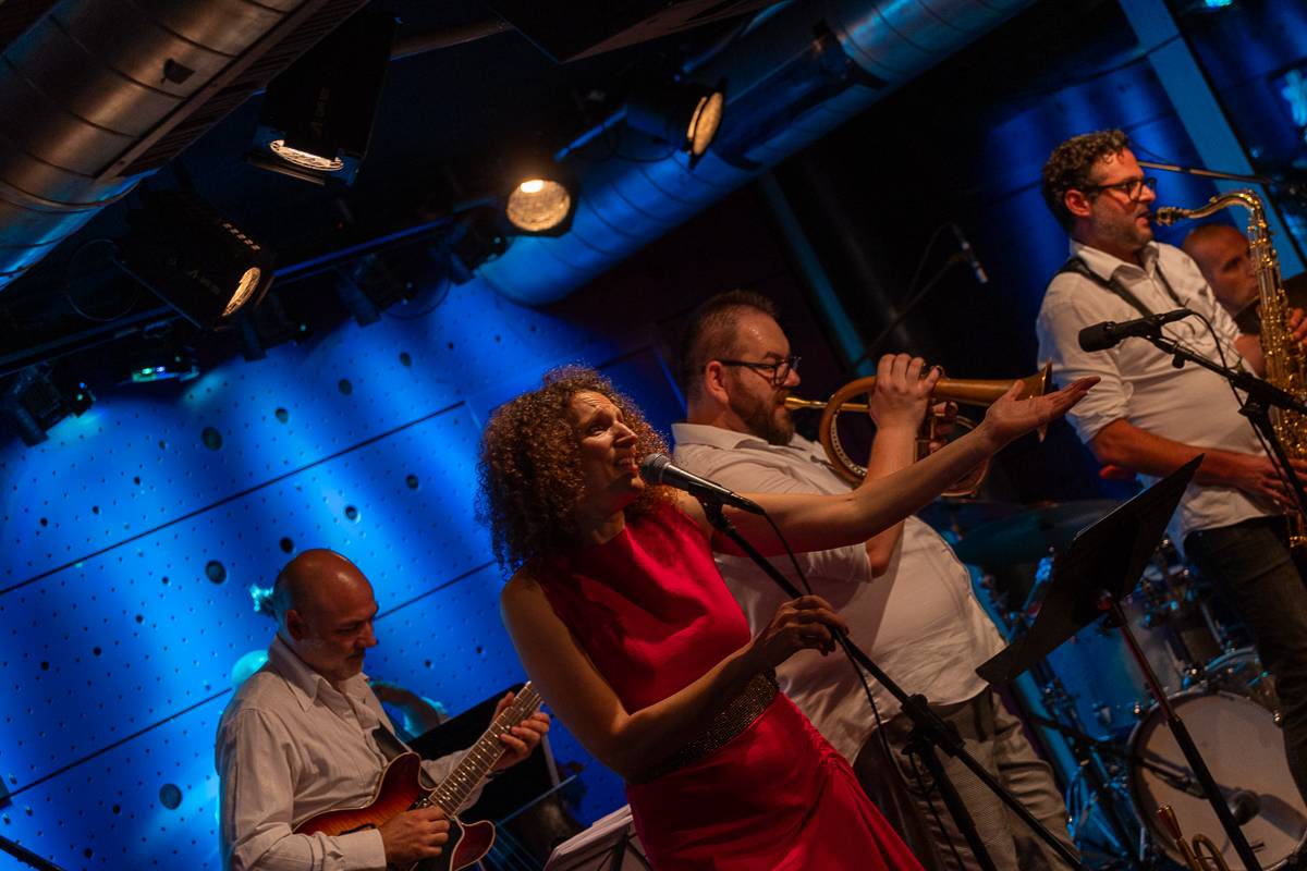 Jazzová smršť v Praze. Petra Ernyei připomněla éru bepopu