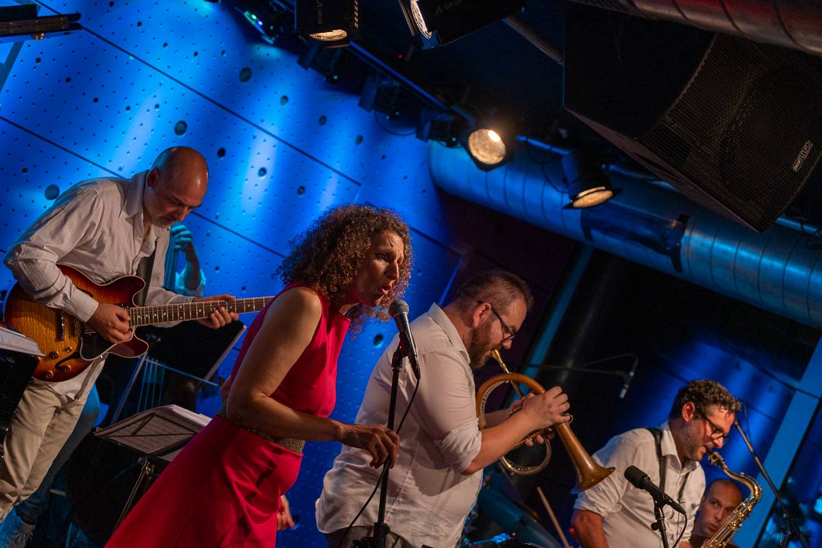 Jazzová smršť v Praze. Petra Ernyei připomněla éru bepopu