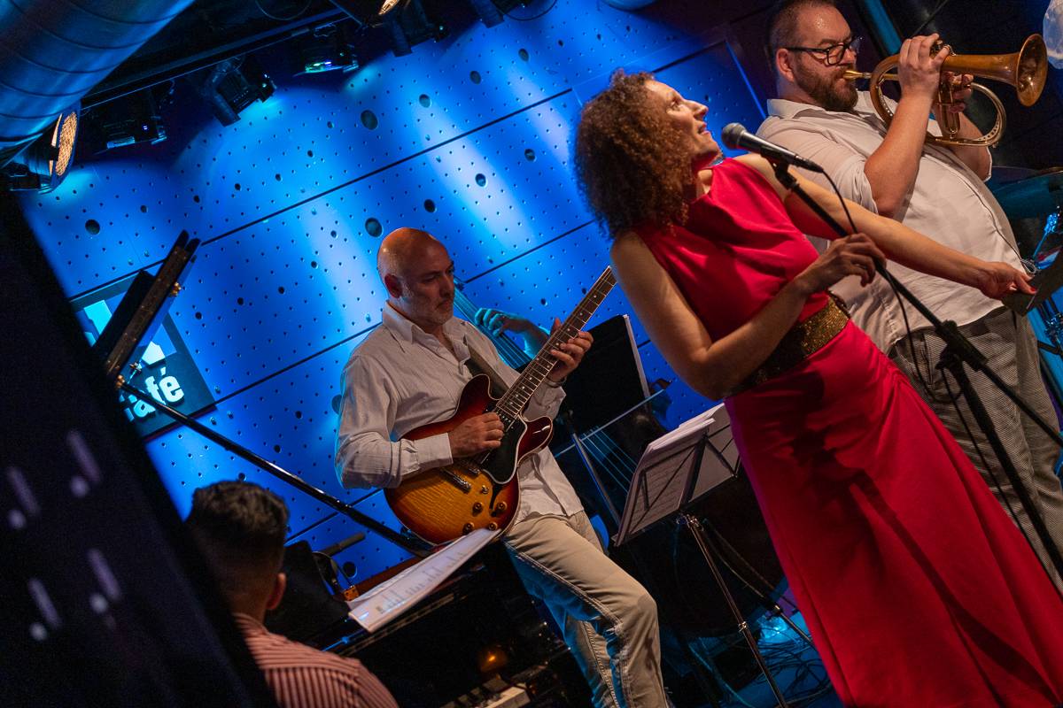 Jazzová smršť v Praze. Petra Ernyei připomněla éru bepopu