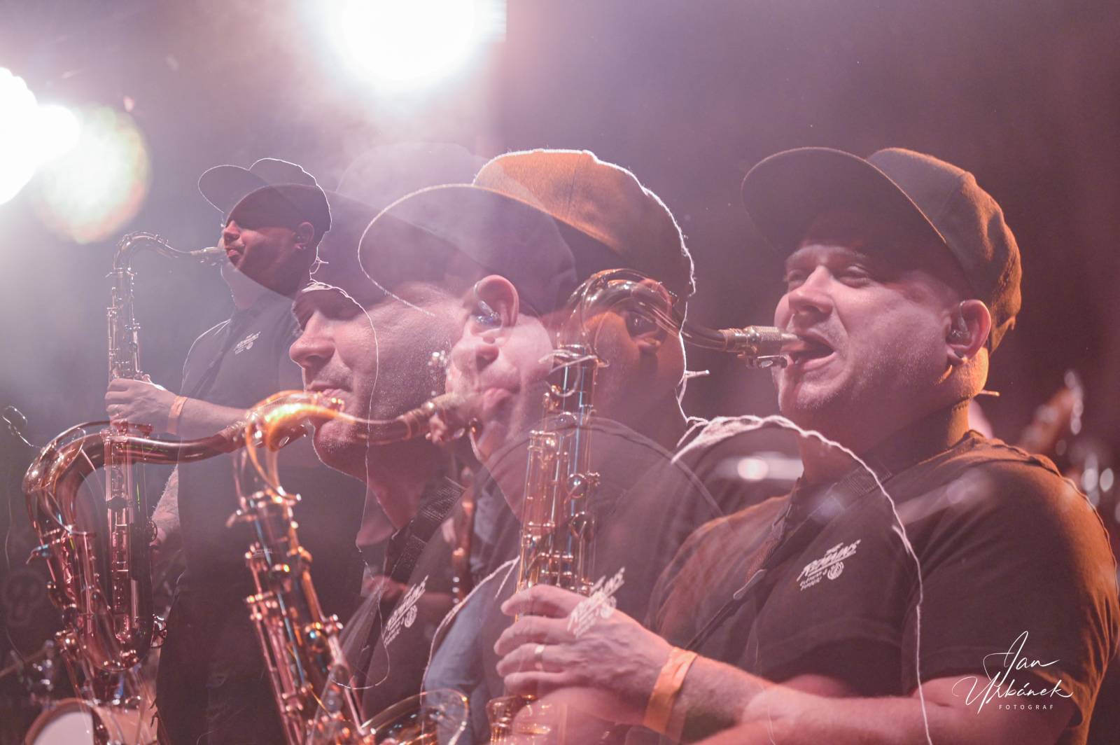 Poletíme? křtili LP Best of do gramofonu, kmotři desku rozsekali sekyrou