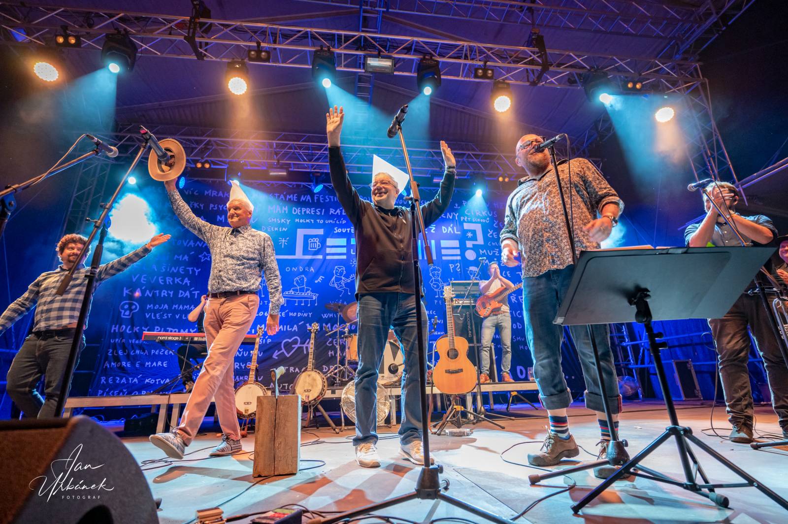 Poletíme? křtili LP Best of do gramofonu, kmotři desku rozsekali sekyrou