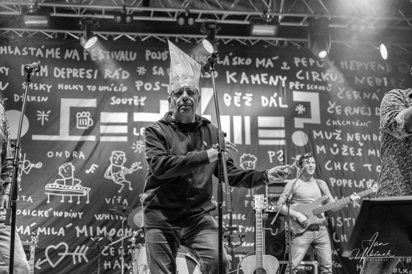 Poletíme? křtili LP Best of do gramofonu, kmotři desku rozsekali sekyrou