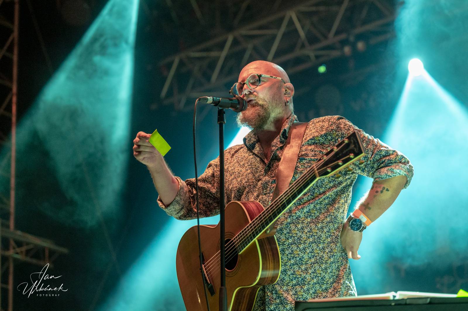 Poletíme? křtili LP Best of do gramofonu, kmotři desku rozsekali sekyrou