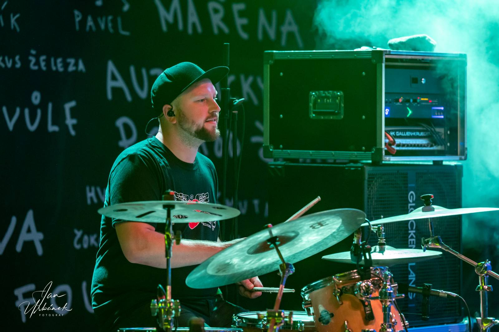 Poletíme? křtili LP Best of do gramofonu, kmotři desku rozsekali sekyrou