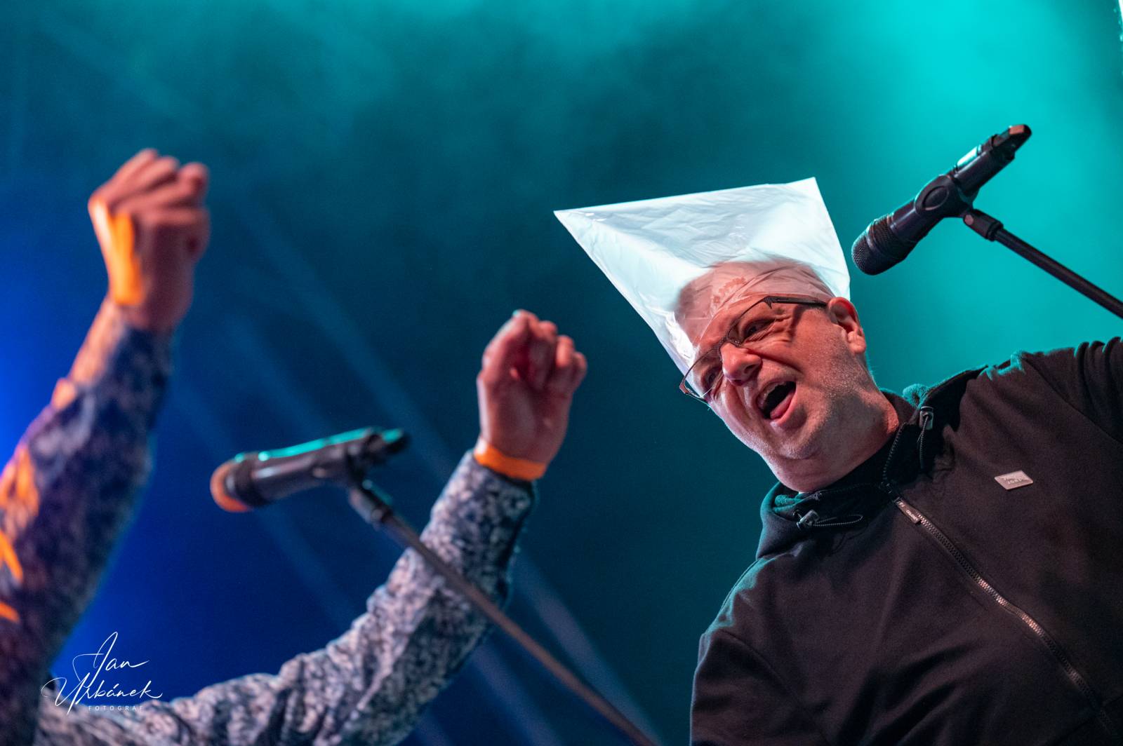 Poletíme? křtili LP Best of do gramofonu, kmotři desku rozsekali sekyrou