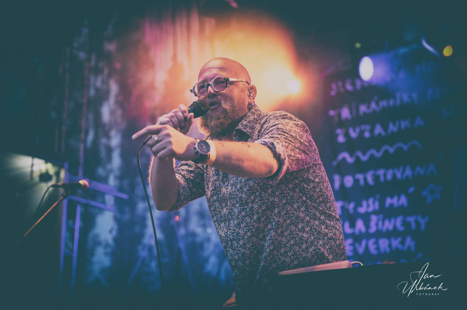 Poletíme? křtili LP Best of do gramofonu, kmotři desku rozsekali sekyrou