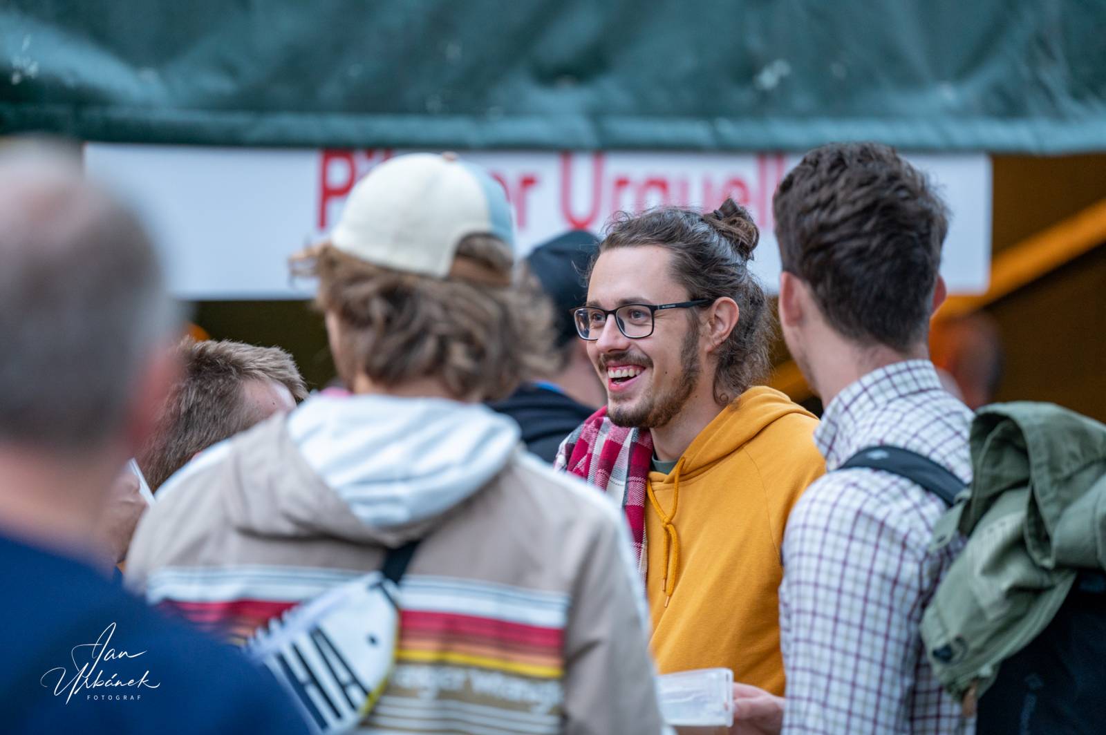 Poletíme? křtili LP Best of do gramofonu, kmotři desku rozsekali sekyrou